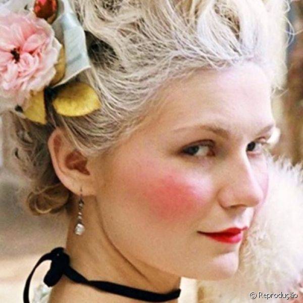 O blush bem marcado era a principal caracter?stica da maquiagem de Kirsten Dunst em Maria Antonieta